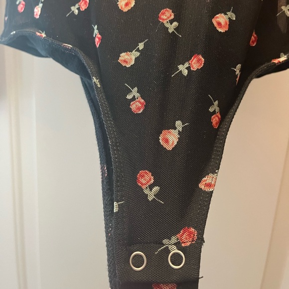 Hollister black mesh roses bodysuit- size medium - Picture 3 of 7